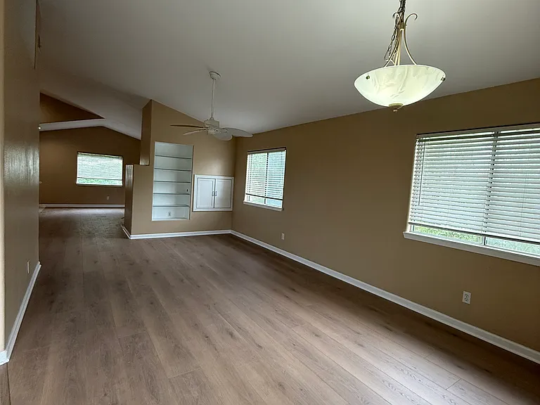 28426 Sandhurst Way — Photo 7