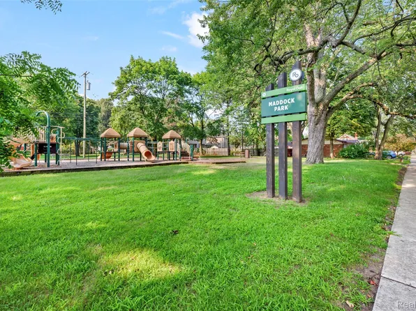 2420 E Lincoln Ave, Royal Oak, MI 48067
