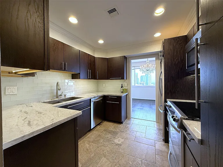 49 Briar Hollow Ln #1401 — Photo 7