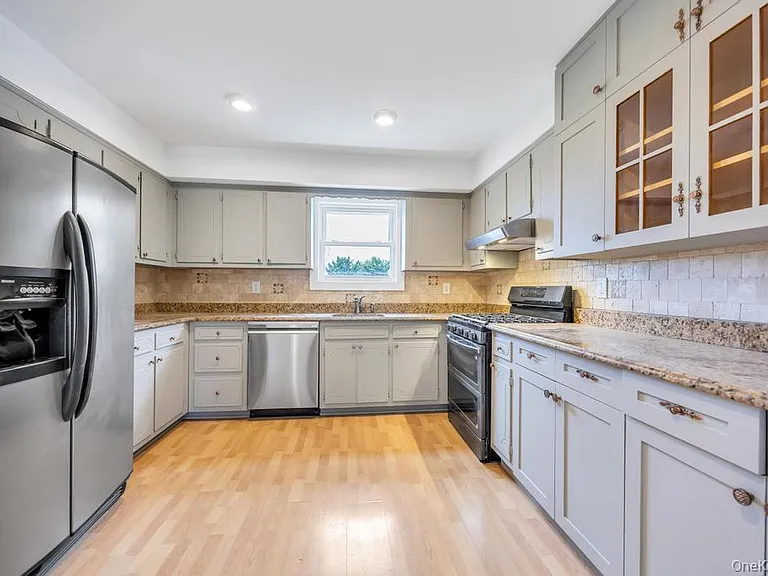 405 Massapequa Ave — Photo 5