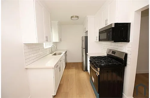 14115 Gilmore St #6 Photo 1