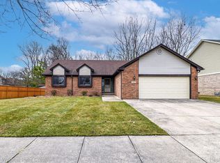 38291 Oakwest Dr, Westland, MI 48185