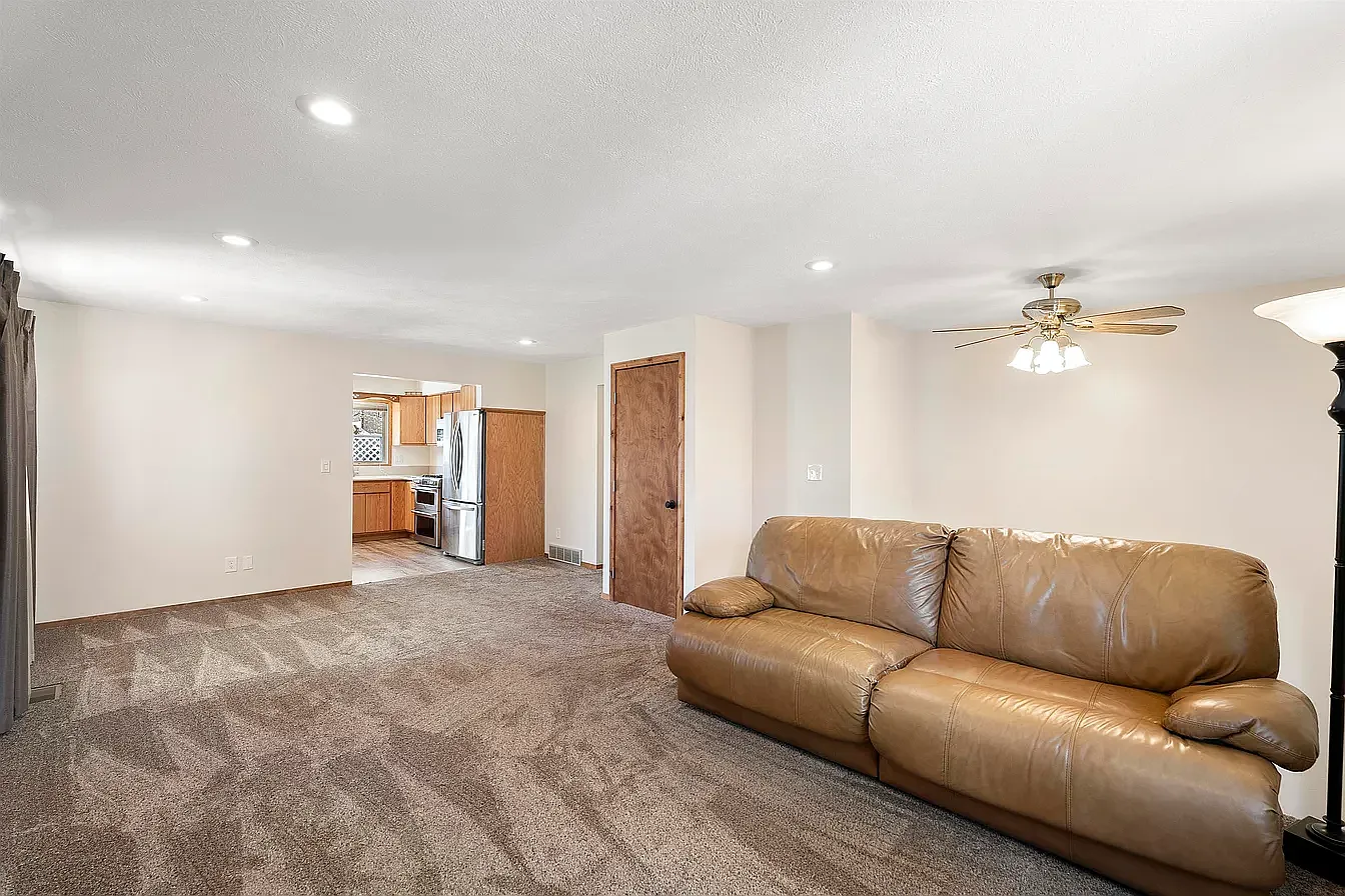 3208 E 14th Ave — Photo 3