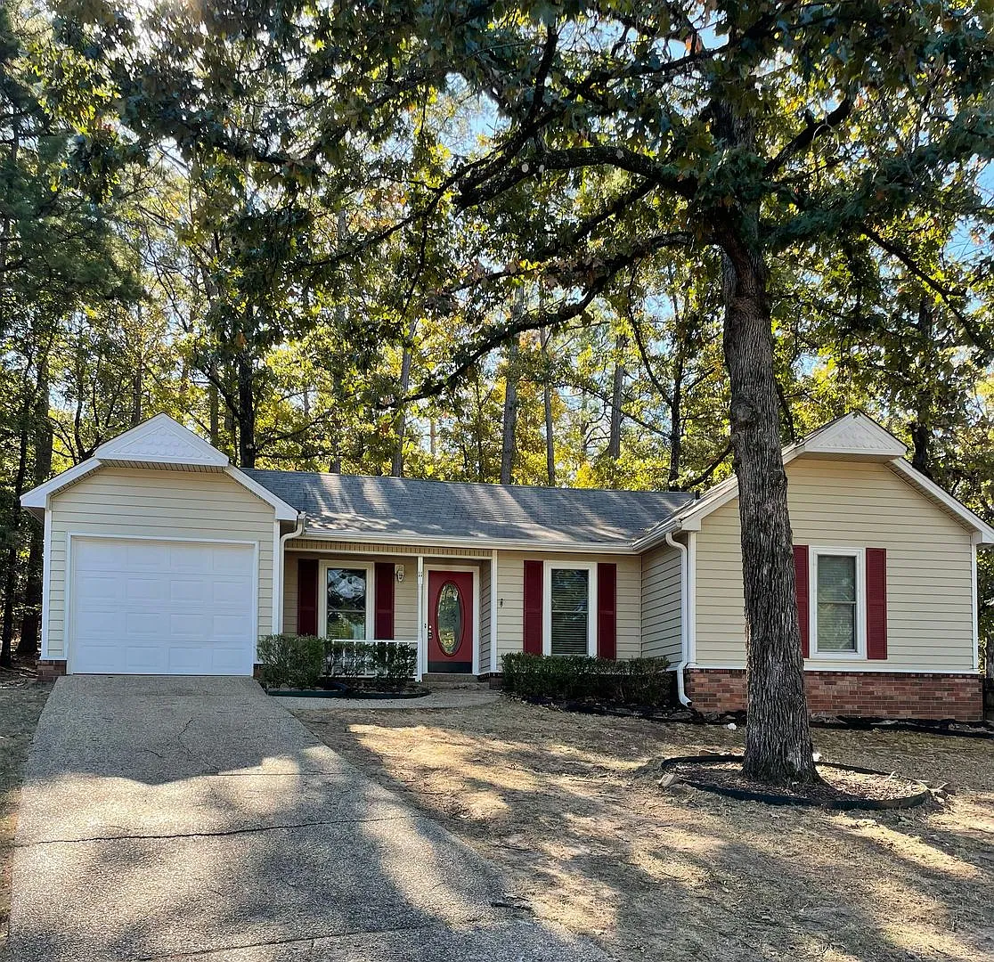 Wonderful, Newly Updated 3 Bedroom 2 bathroom House located at 11 Red Oak Place in Maumelle, Arka... — Photo 1