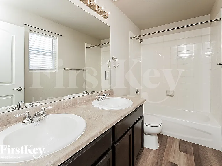 1902 Villageview Ln — Photo 15
