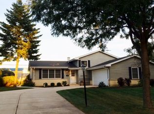 463 Blackhawk Dr, Carol Stream, IL 60188