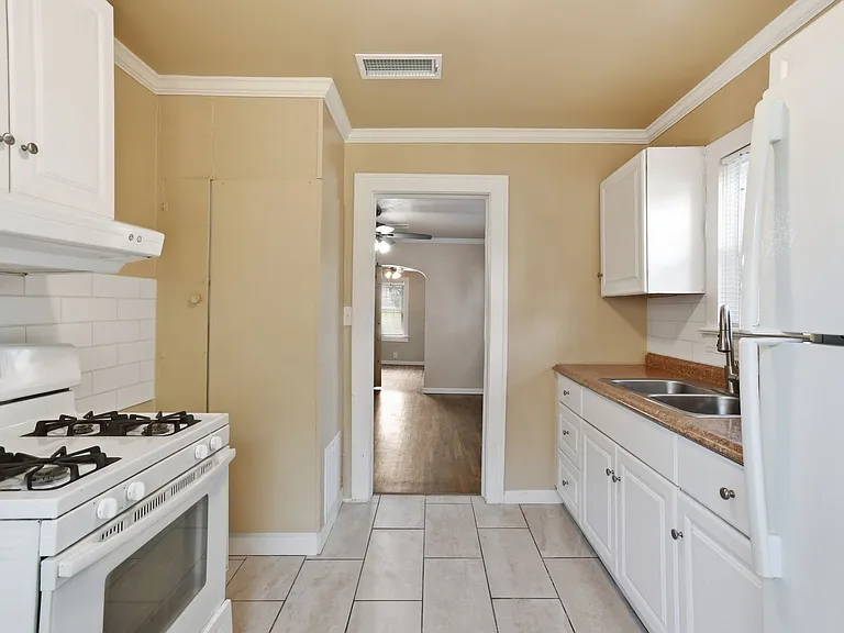 E 8th St Duplex — Photo 15