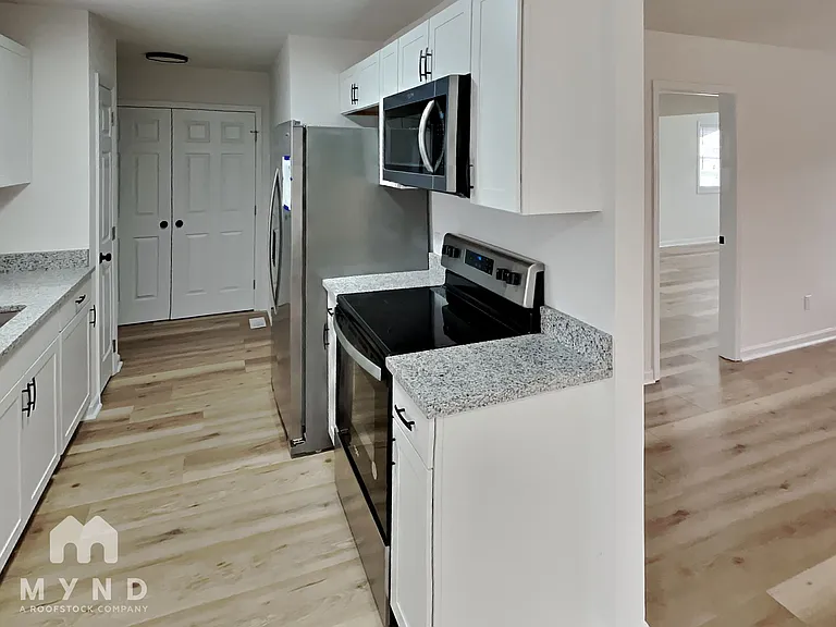 302 Clancy St — Photo 9