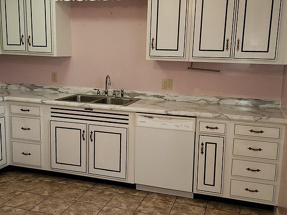 5th image of 810 Markle Ave