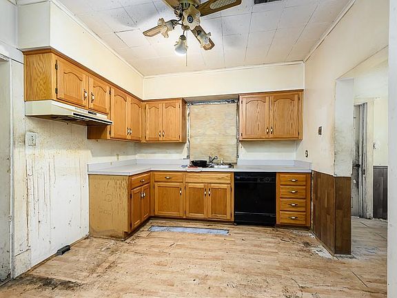 4th image of 104 E 8th St