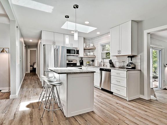 5th image of 6 Ashby Ln