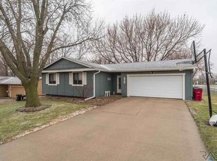101 S Cardinal Dr, Brandon, SD 57005