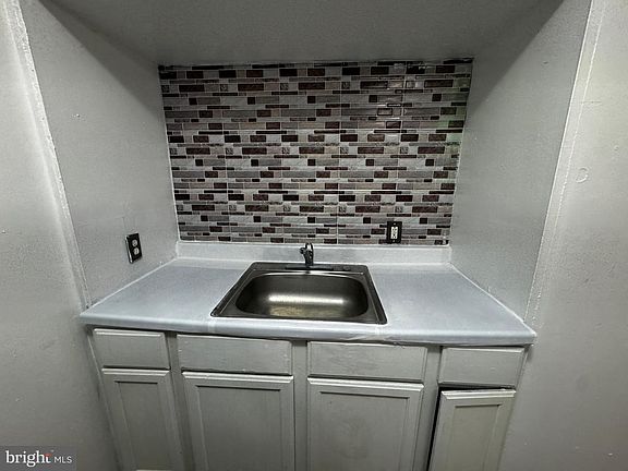 5th image of 323 Vine St E APT B