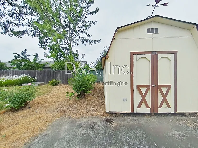 1914 NW Division St — Photo 11