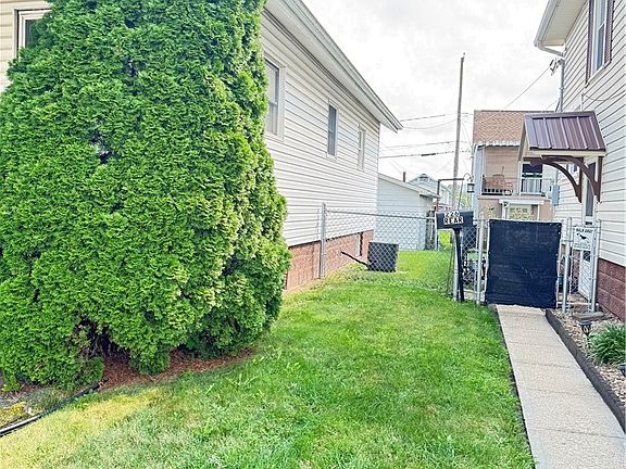 2nd image of 224 W 40th St