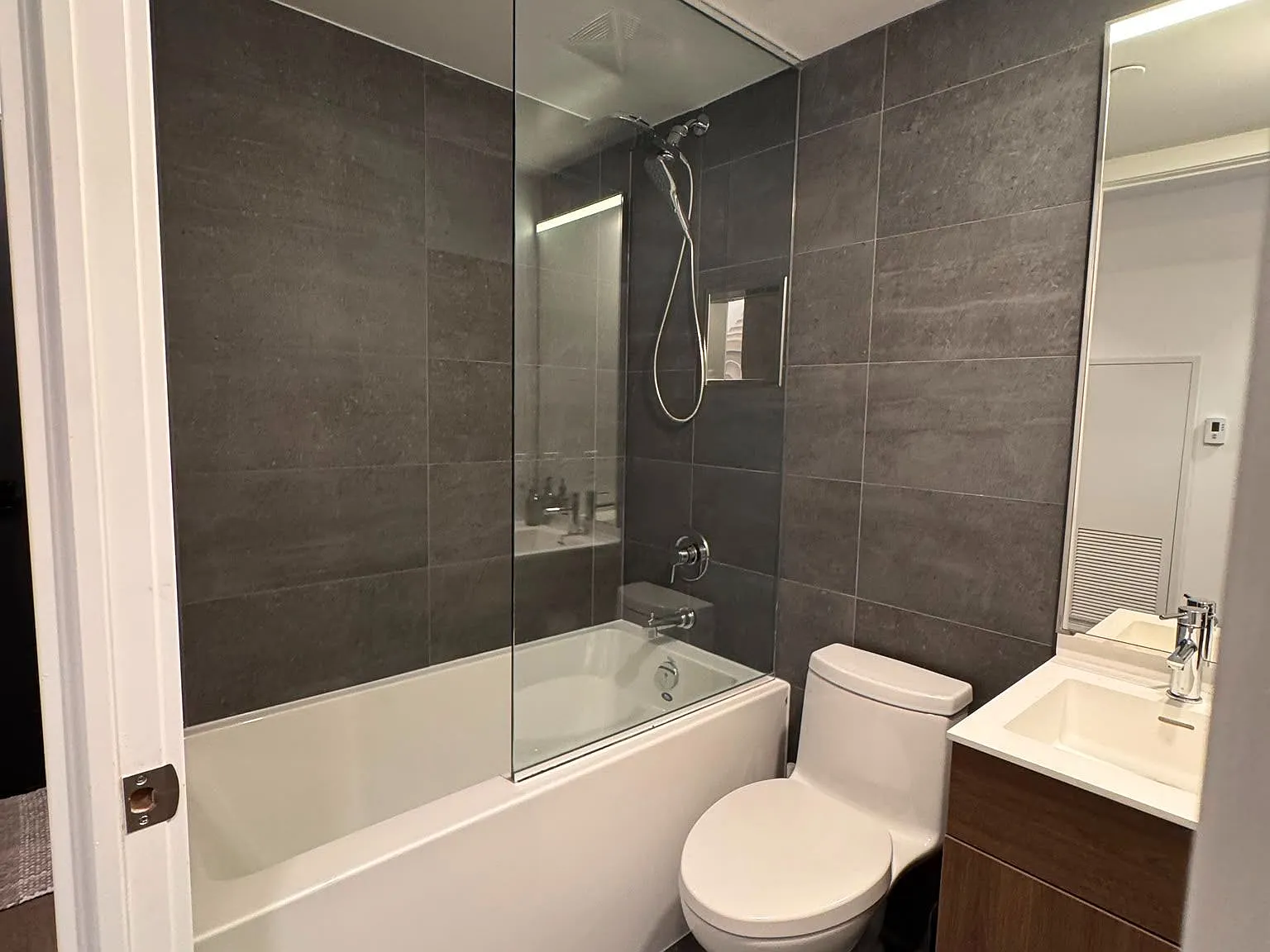 4 bed, $4,000 — Photo 4