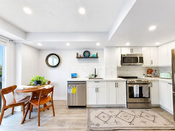 16 Laidlaw St #920, Toronto, ON M6K 1X2
