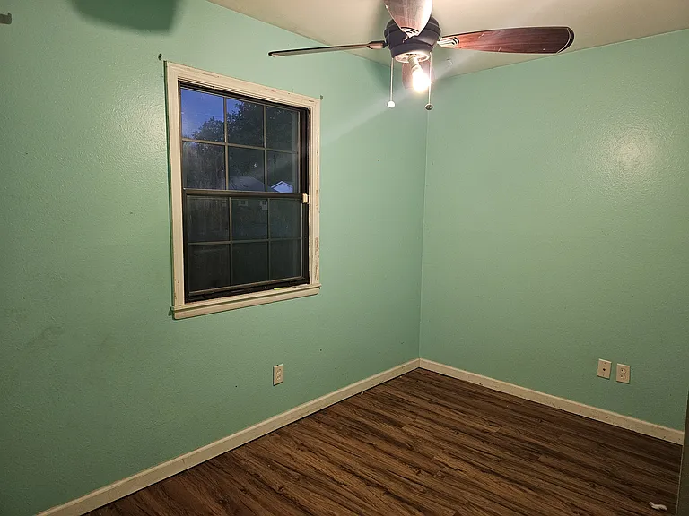 4695 Geneva Dr — Photo 13