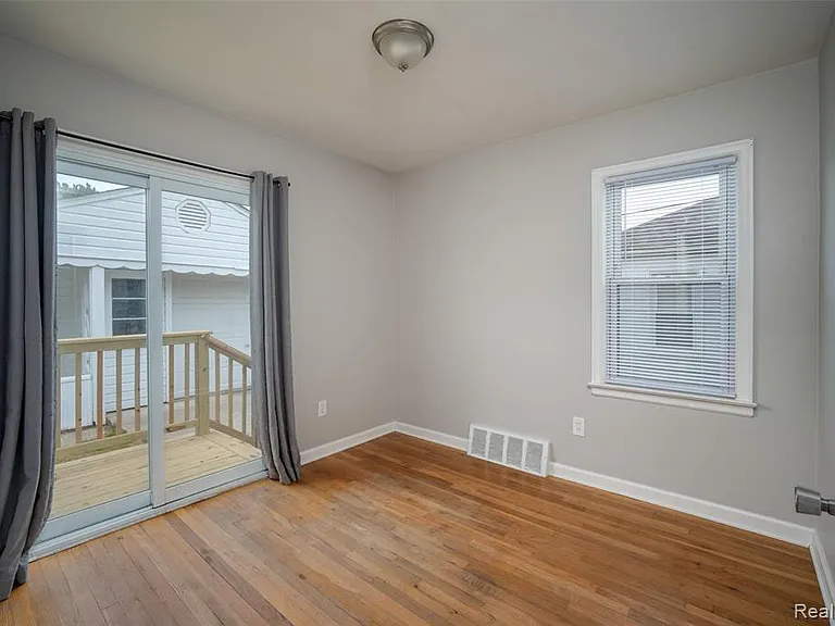 21328 Audette St — Photo 7