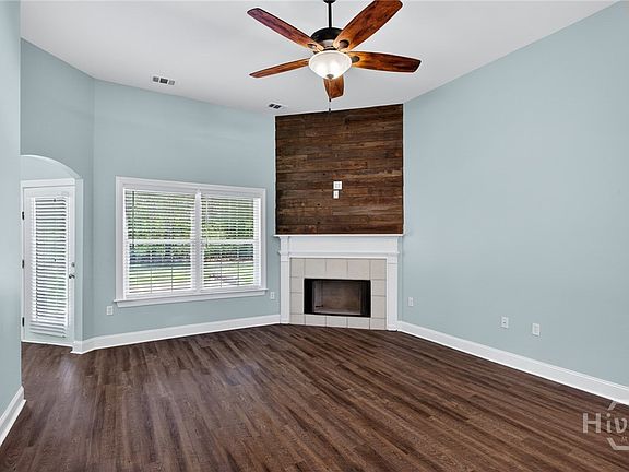 5th image of 212 Rosehill Drive E