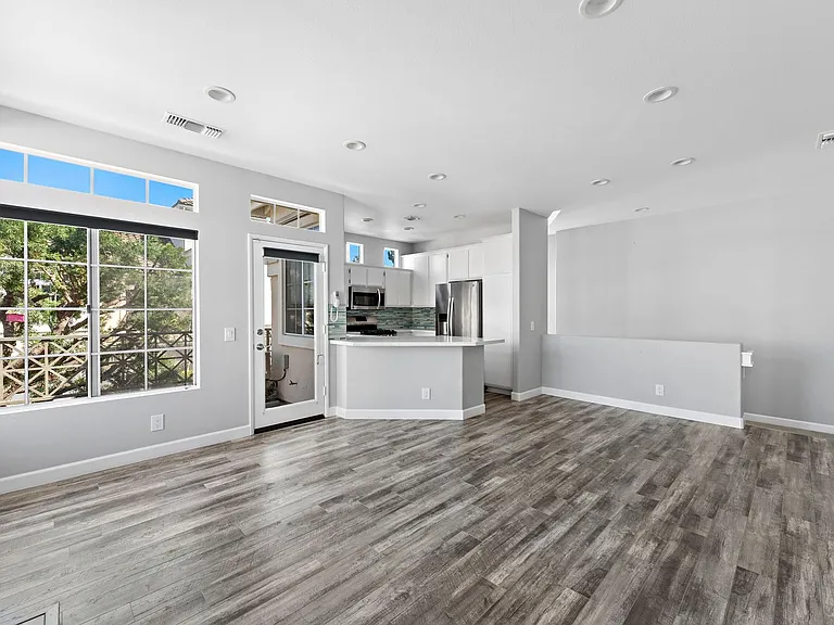 137 Shorebreaker Dr — Photo 3
