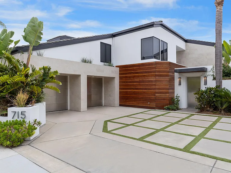 715 Bayside Dr — Photo 3