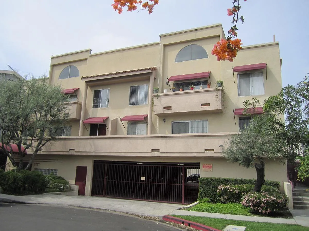 1 bed, 950 sqft, $2,100 — Photo 2