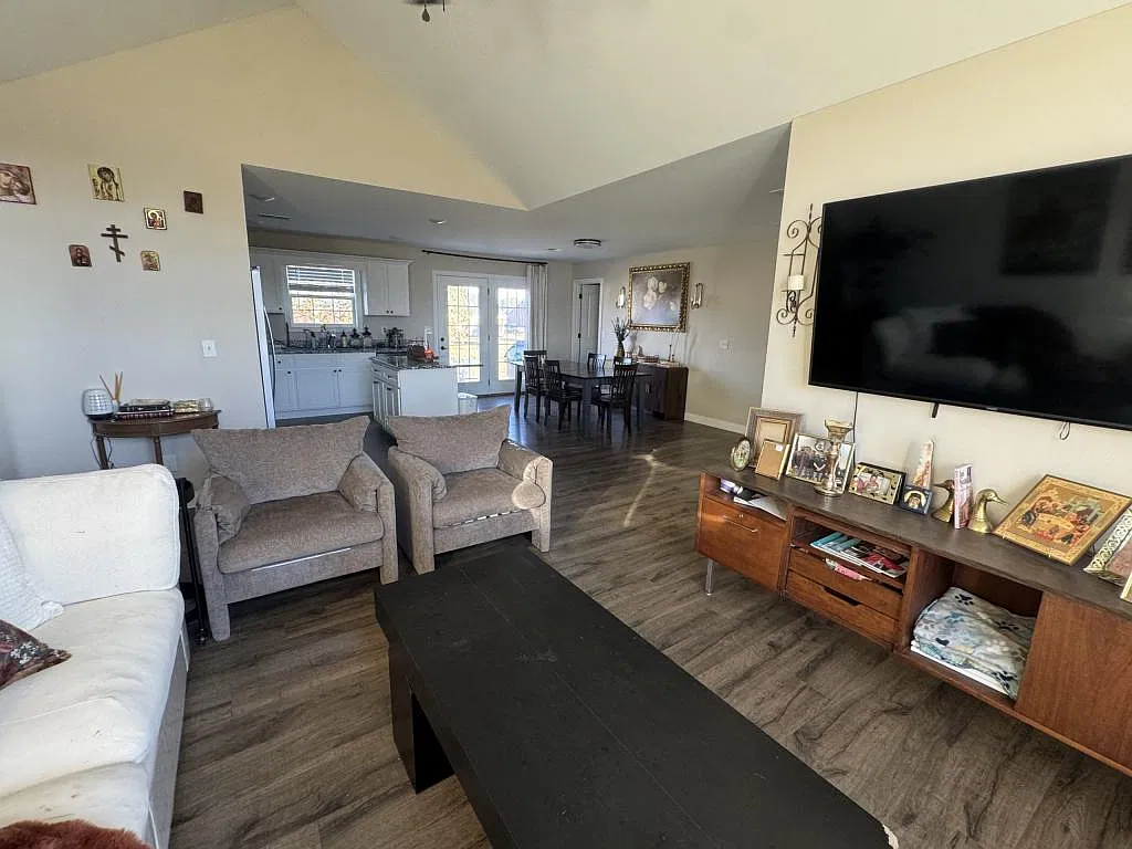3 bed, 1400 sqft, $2,250 — Photo 4