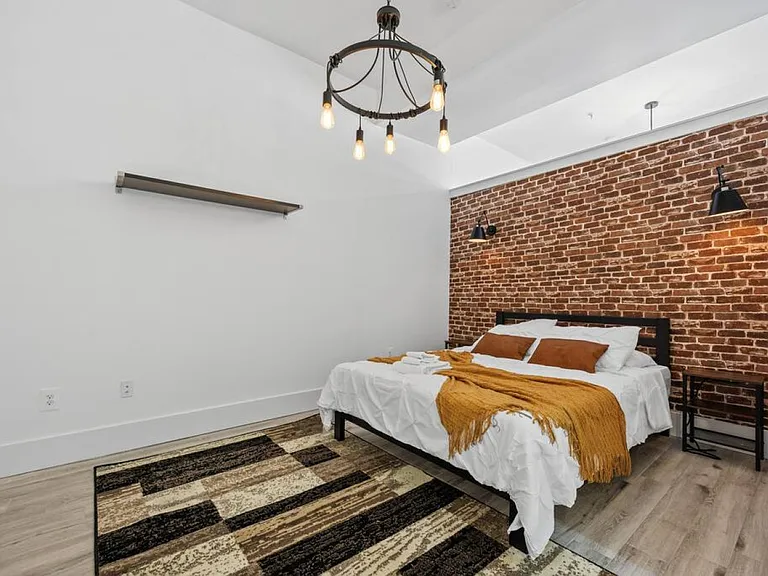 300 Hoyt Realty Inc — Photo 31
