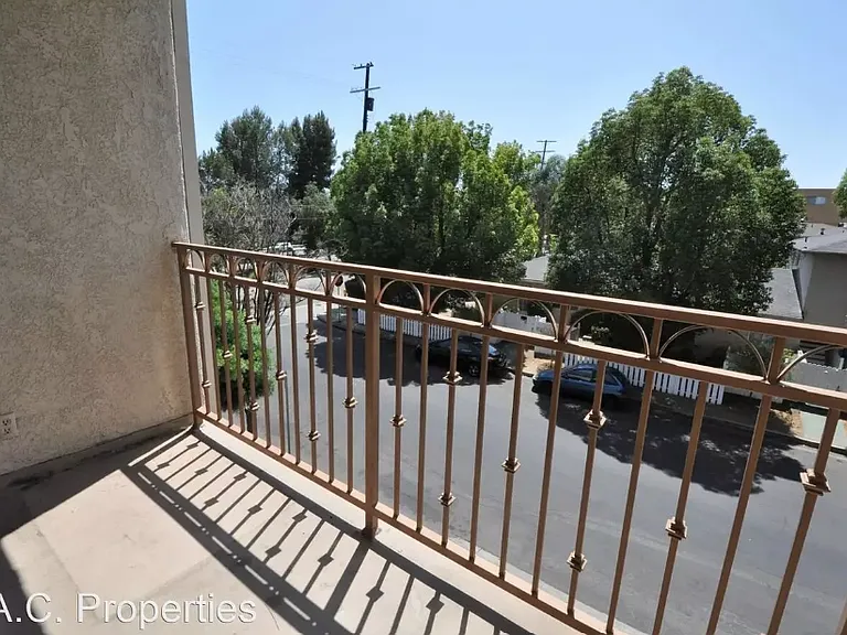12245 Chandler Blvd — Photo 8