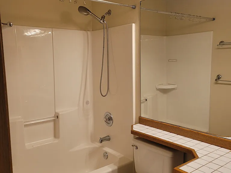 Full Bath in Hallway