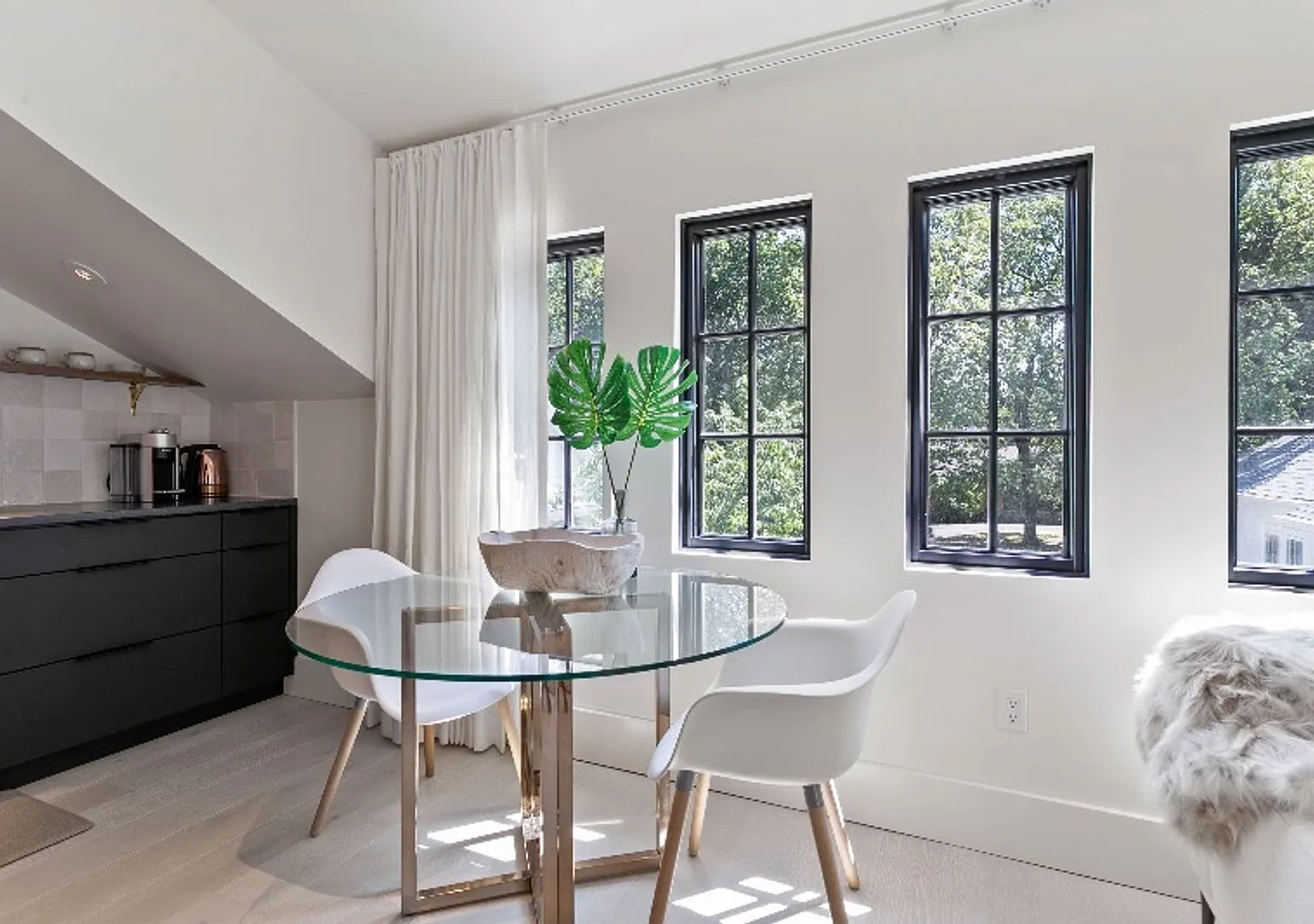 High End 1 bedroom, 1 bathroom Fully Furnished Short Term Rental — Photo 3
