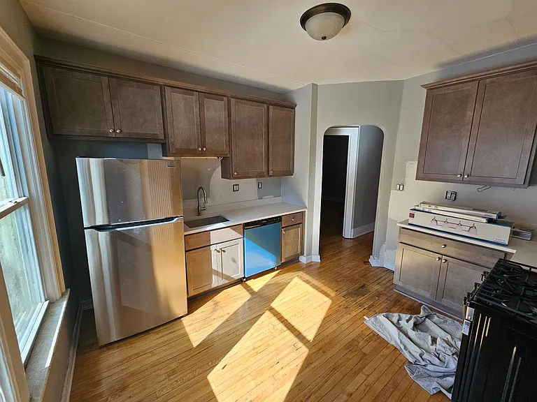 531 E Locust St — Photo 8