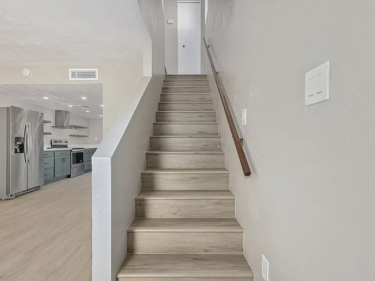 736 S Farmer Ave — Photo 8