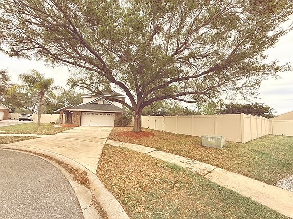 Right curb view of Home from cul-de-sac.
