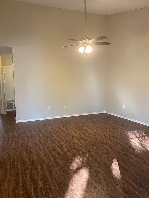 2 bed, 860 sqft, $1,384 — Photo 2