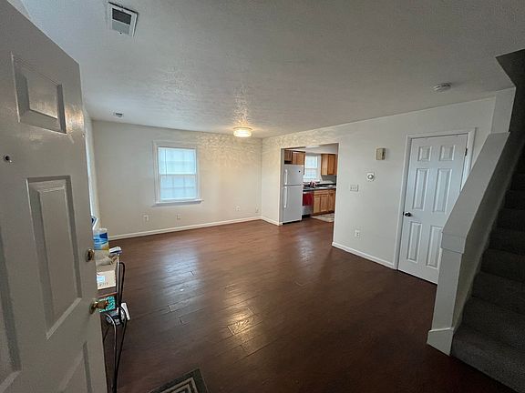 3rd image of 927 Northfield Ct
