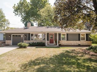 909 Oxford Rd, Glen Ellyn, IL 60137