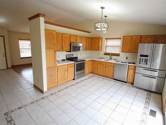 5th image of 422 S Brookfield Dr