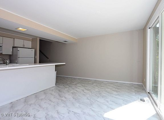 5th image of 305 Crestwood Vlg