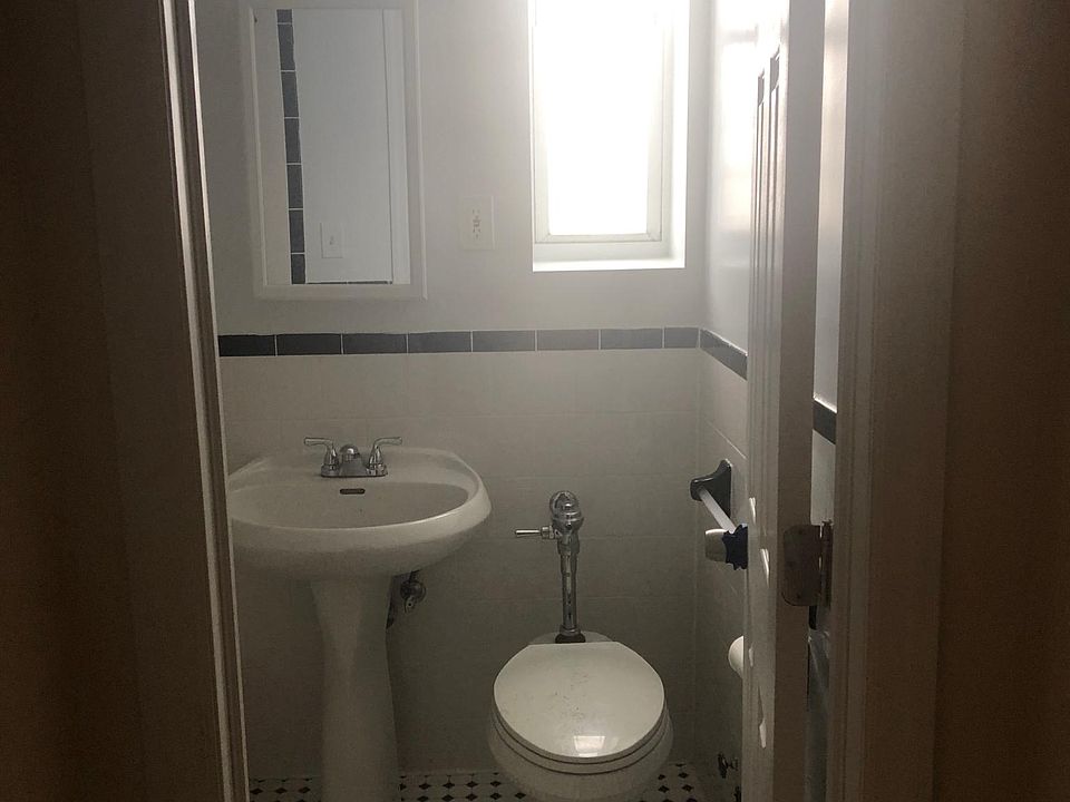 2nd image of 2885 Briggs Ave