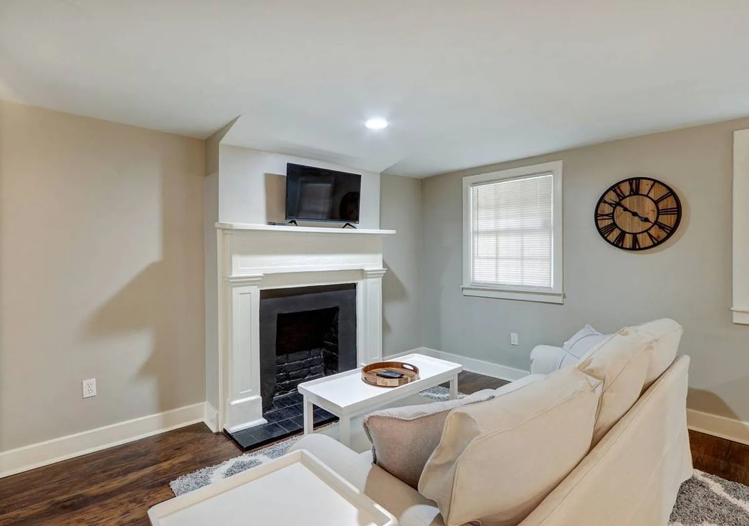 Large Downtown Charlton Street 1BR/1BA Condo Steps From Everything — Photo 4