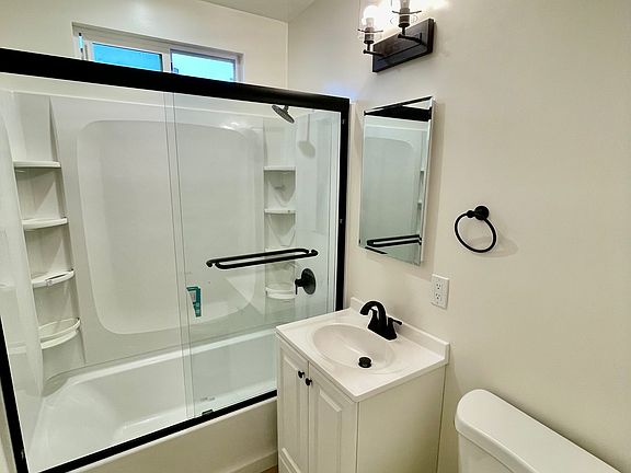 4th image of 657 Milford St #17