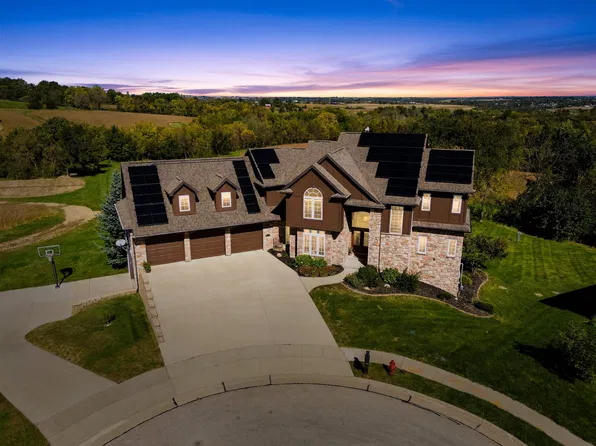 2356 Long Grove Ct, Dubuque, IA 52002