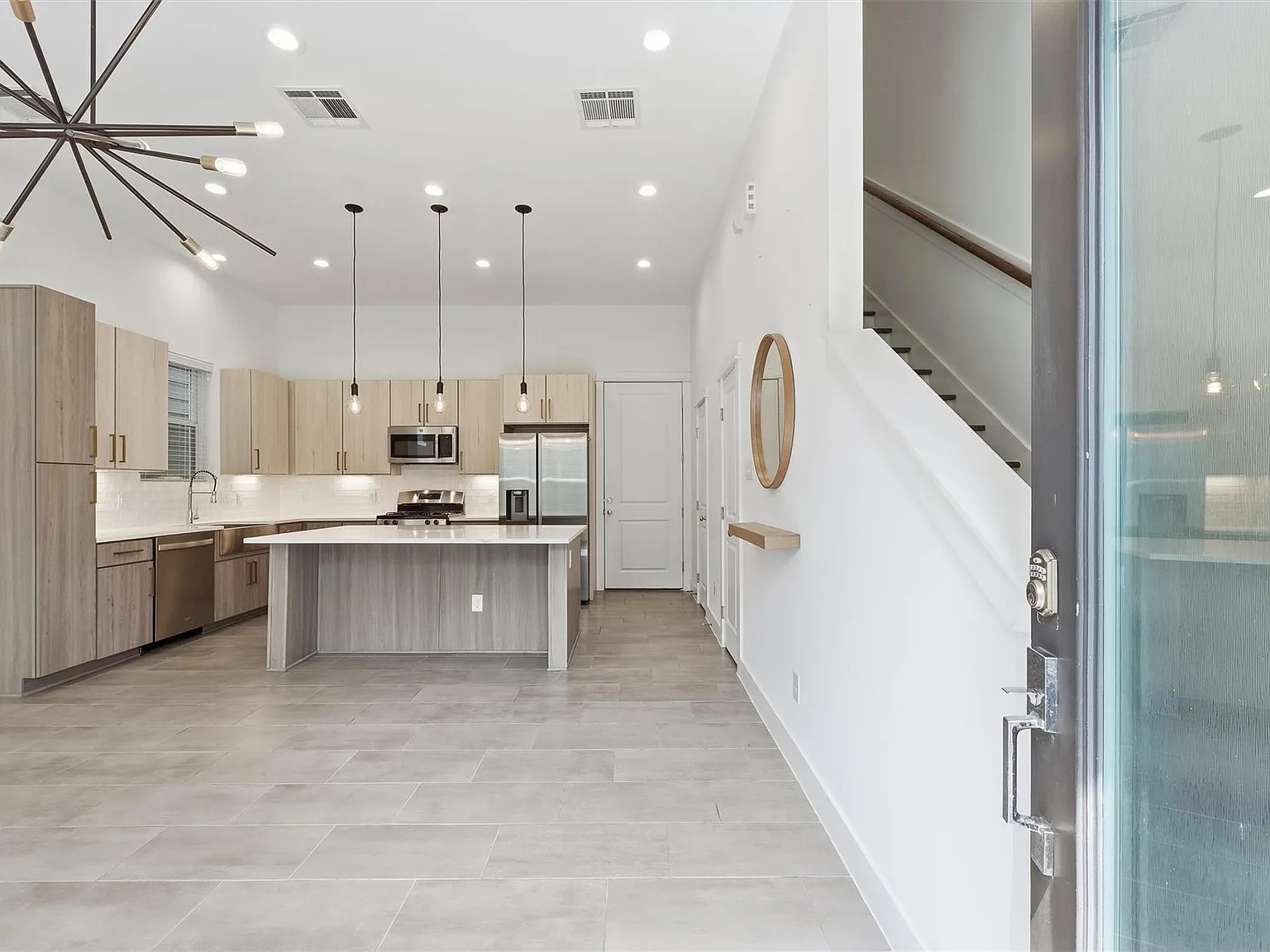 3 bed, 2.5 bath, 1389 sqft, $2,150 — Photo 4