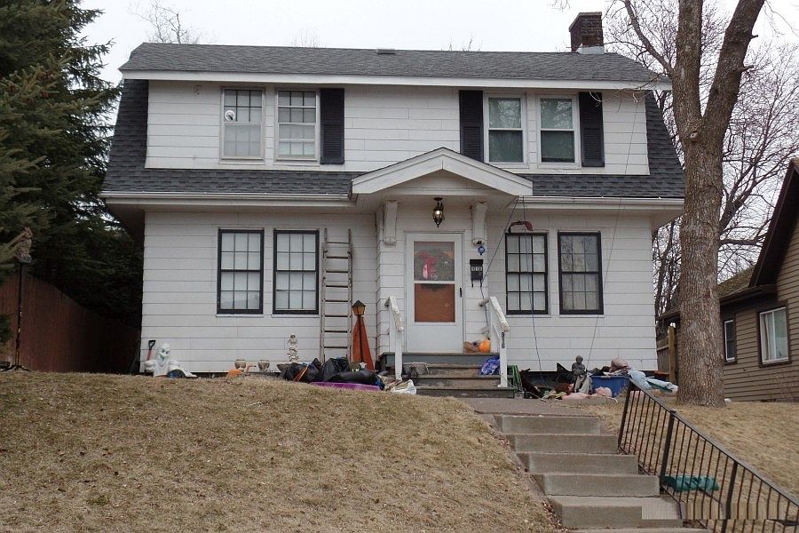 1st image of 916 N 22nd Ave W