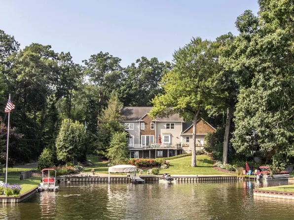 8308 Peninsular Dr, Fenton, MI 48430