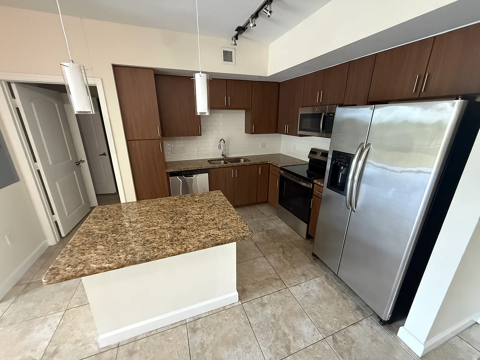 2 bed, 1175 sqft, $2,750 — Photo 2
