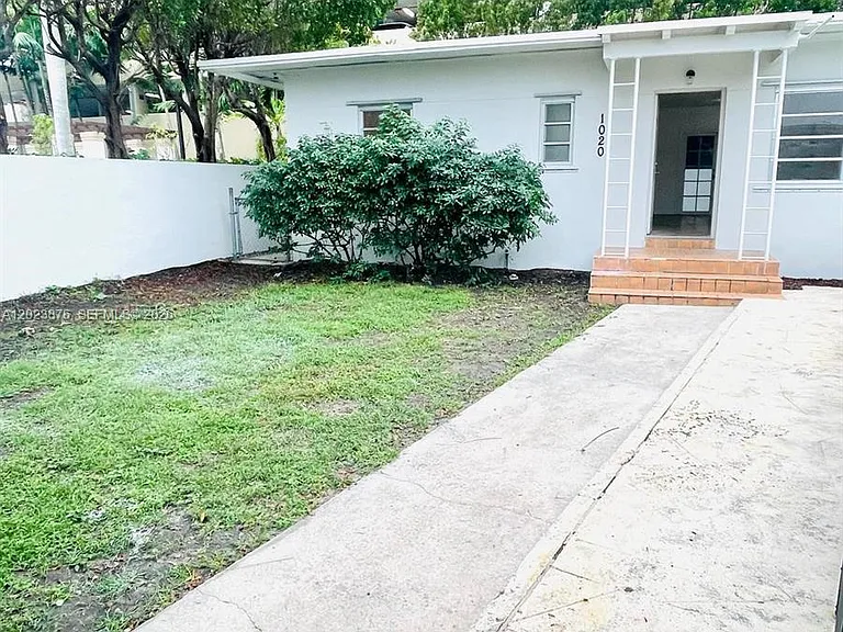 1020 SW 36th Ct — Photo 3