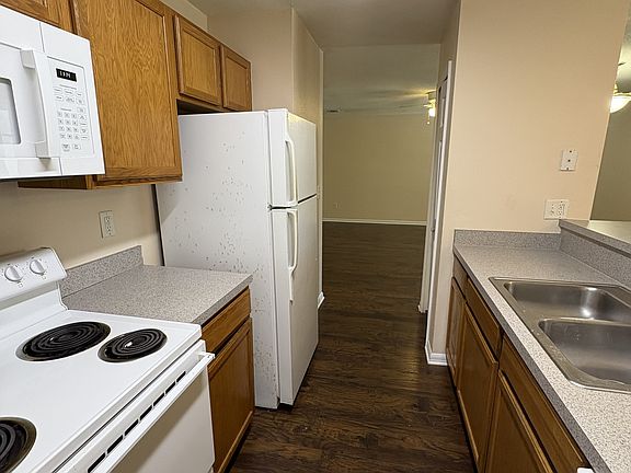 4th image of 107 Masters Dr #202